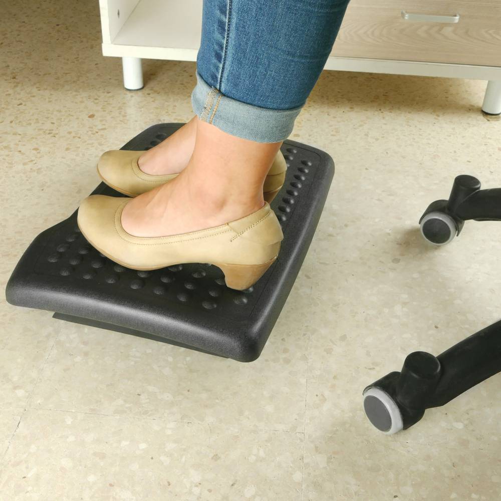 Reposapso com plataforma ajustável de plástico preto 455 x 330 mm com massagem