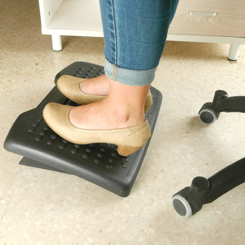 Reposapso com plataforma ajustável de plástico preto 455 x 330 mm com massagem