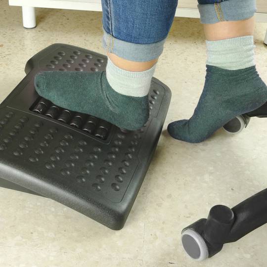 Reposapso com plataforma ajustável de plástico preto 455 x 330 mm com massagem