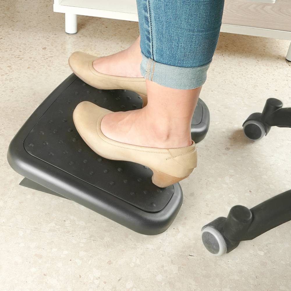 Repose-pieds avec plateau réglable en plastique noir 460 x 340 mm gomme
