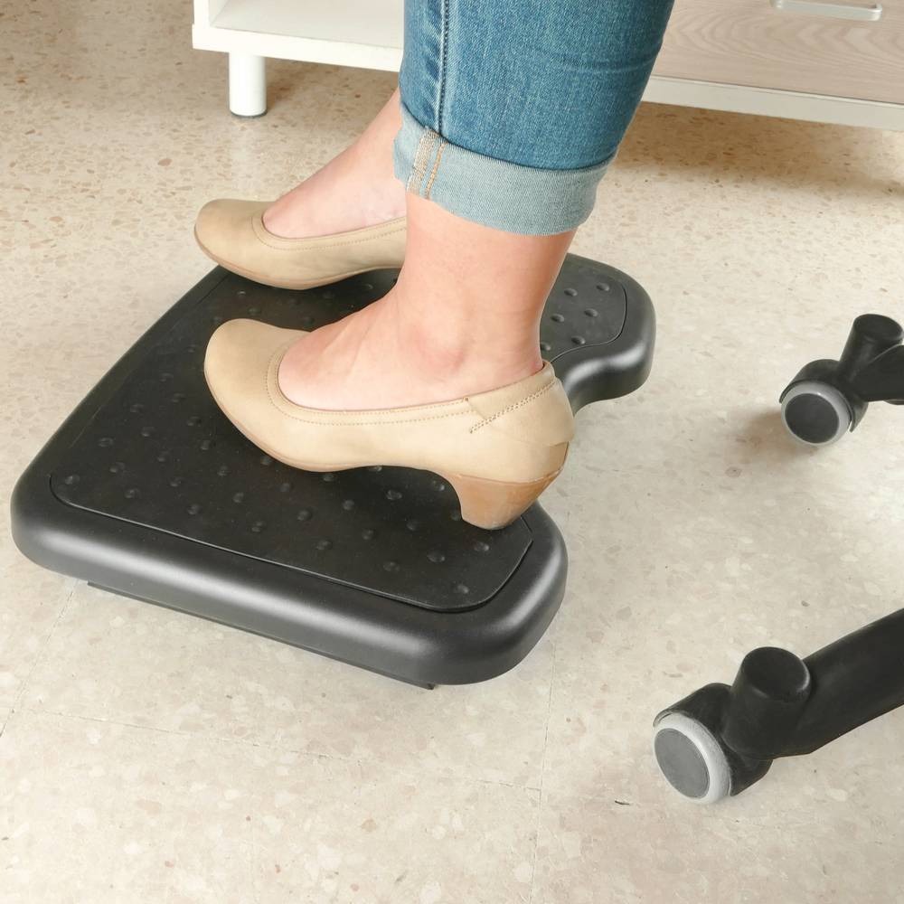 Repose-pieds avec plateau réglable en plastique noir 460 x 340 mm gomme