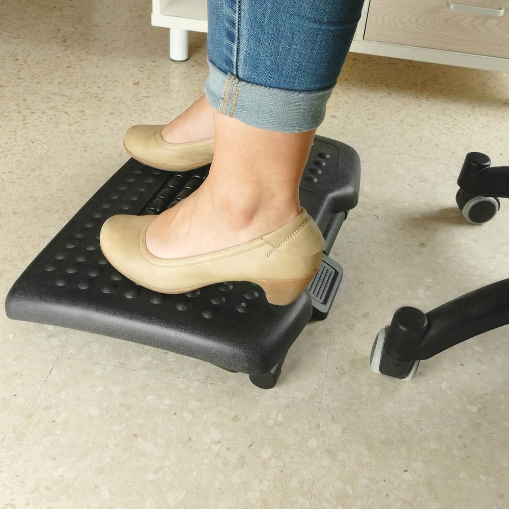 Podnóżek z regulowaną platformą z czarnego plastiku z efektem masażu 455 x 330 mm 3 poziomy
