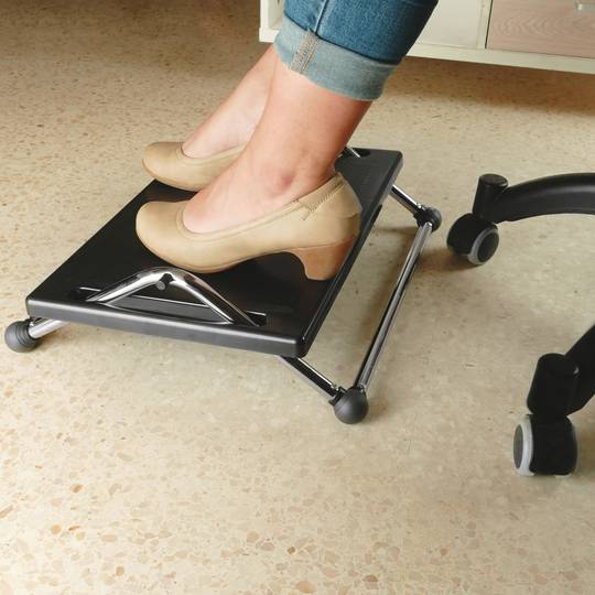 Poggiapiedi con piattaforma regolabile in plastica nera 450 x 370 mm
