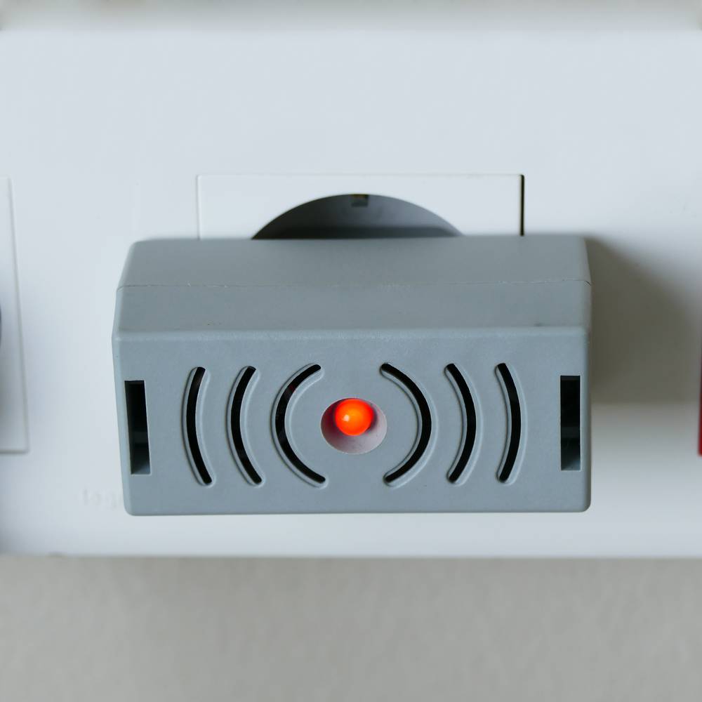 Universele afstoter van ratten en muizen type plug