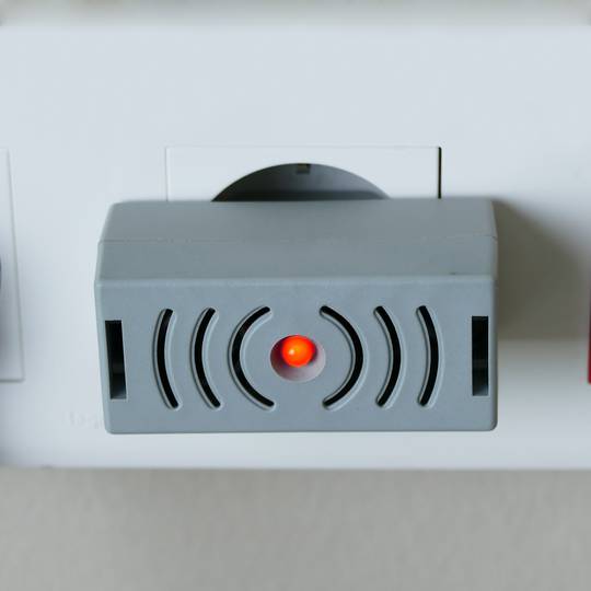 Universele afstoter van ratten en muizen type plug