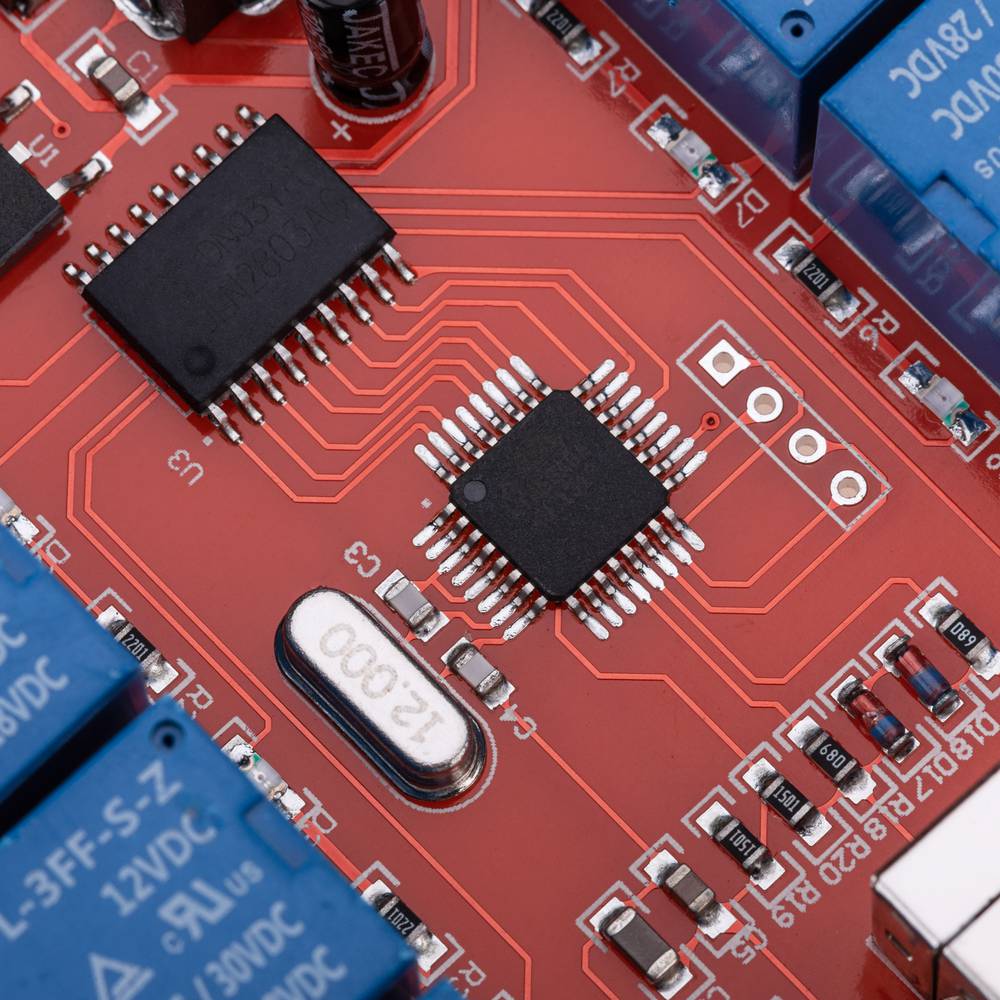 Gedruckte Schaltung mit 8 Relais, die vom Computer über USB gesteuert werden. Modell DW-0057