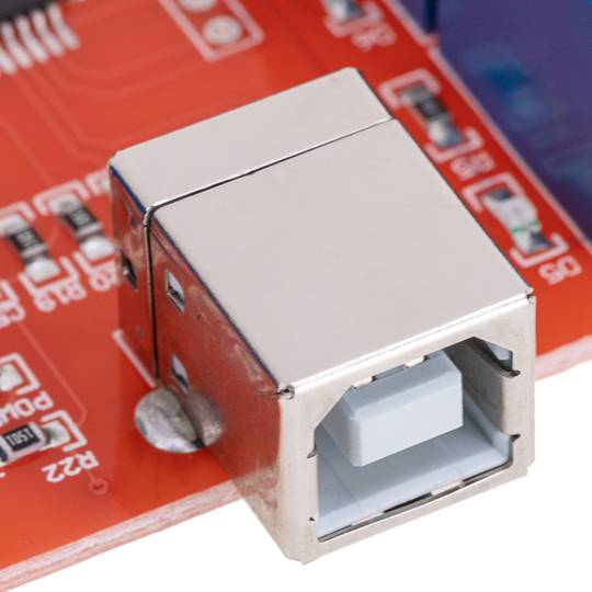 Gedruckte Schaltung mit 8 Relais, die vom Computer über USB gesteuert werden. Modell DW-0057