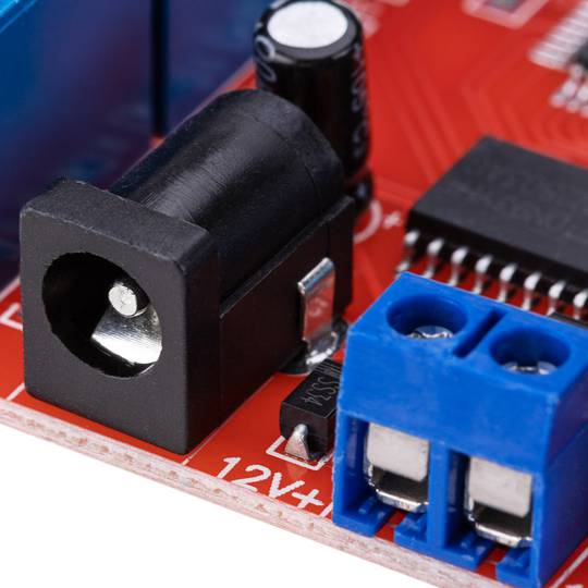Gedruckte Schaltung mit 8 Relais, die vom Computer über USB gesteuert werden. Modell DW-0057