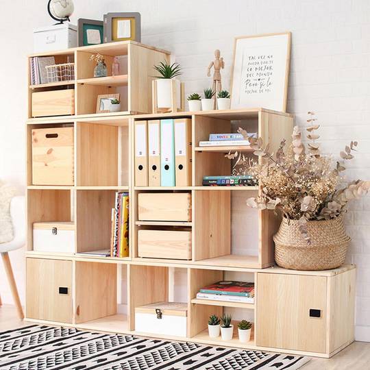 Dynamiczne drzwi modułowe do regału wykonane z litego drewna sosnowego Astigarraga