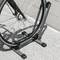 Vloerstandaard voor fietsenstalling. Wielstalling met tweeassige veer