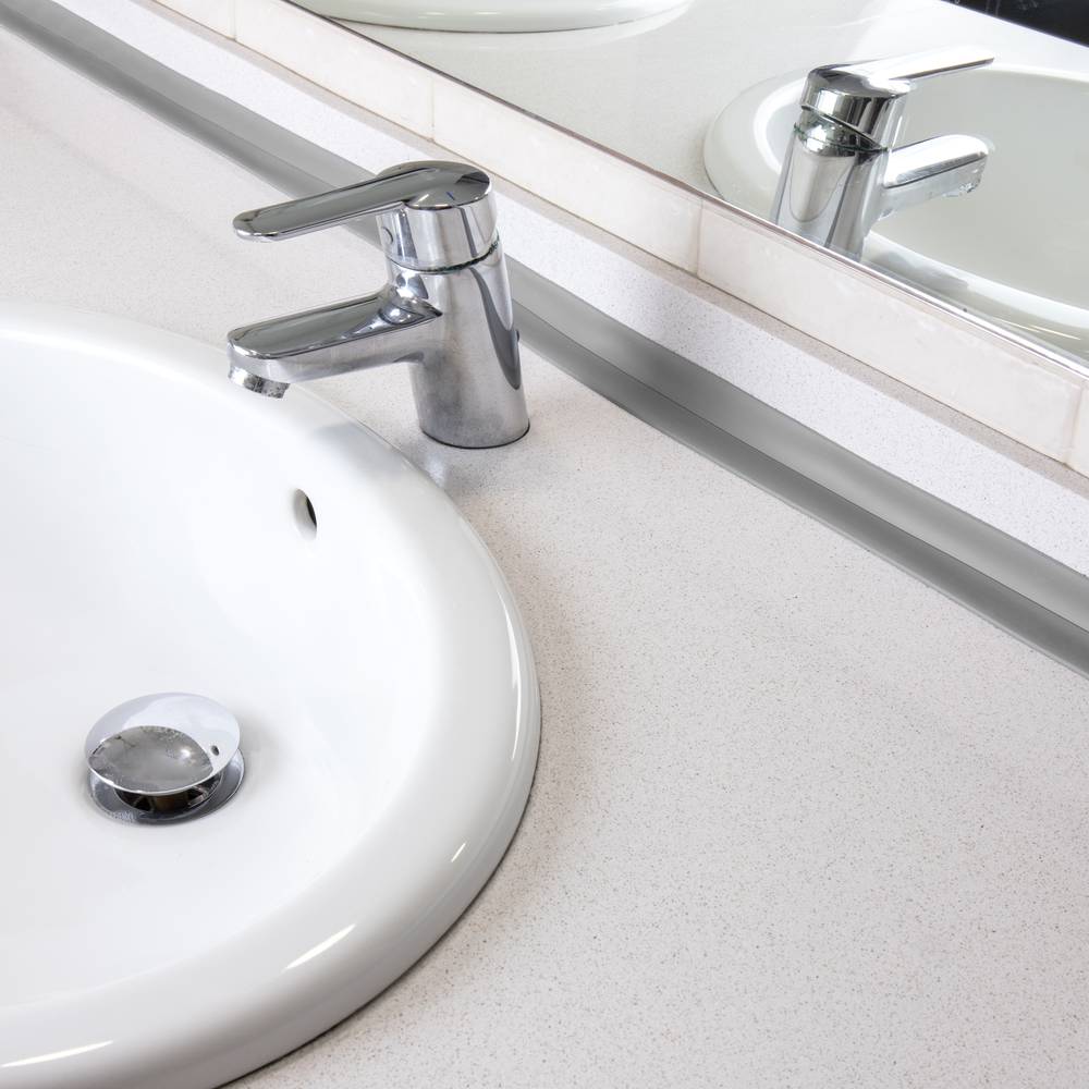 Rodapé autocolante flexível de 50 x 20 mm. Comprimento 15 m cinza