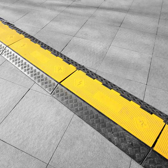 Pasacables de suelo para protección de cables eléctricos de 1 vía 99x26cm negro