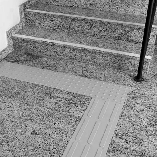 Baldosa podotáctil pavimento táctil de ciegos invidentes de 25x25cm con franjas avance gris 10-pack