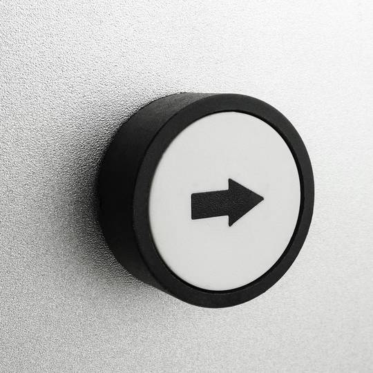 Bouton poussoir momentané 22mm 1NC 400V 10A normalement fermé flèche noire