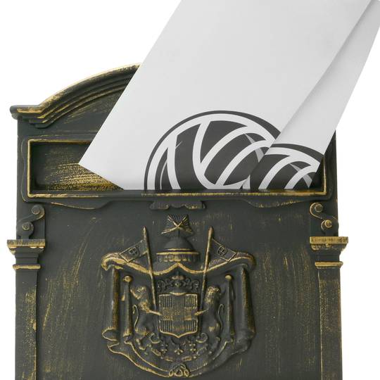 Caixa velha do correio de metal para as cartas em óxido e antiga