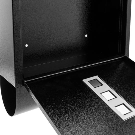 Cassetta delle lettere e riviste rotolate. Casella postale e posta metallico da parete in nero