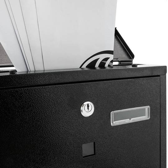 Cassetta delle lettere e riviste rotolate. Casella postale e posta metallico da parete in nero