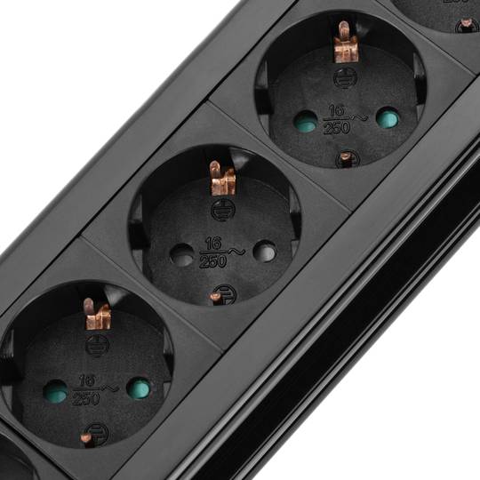 6 schuko stekkerdoos met schakelaar en overspanningsbeveiliging (1,5 m kabel)