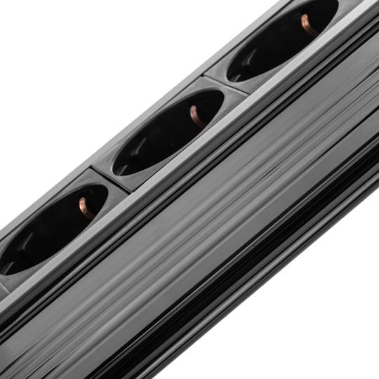 6 schuko stekkerdoos met schakelaar en overspanningsbeveiliging (1,5 m kabel)