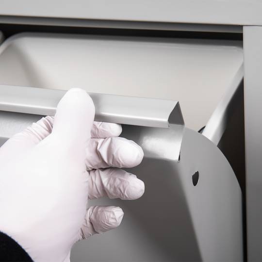 Cubo de basura metálico con 3 compartimentos gris claro para reciclaje