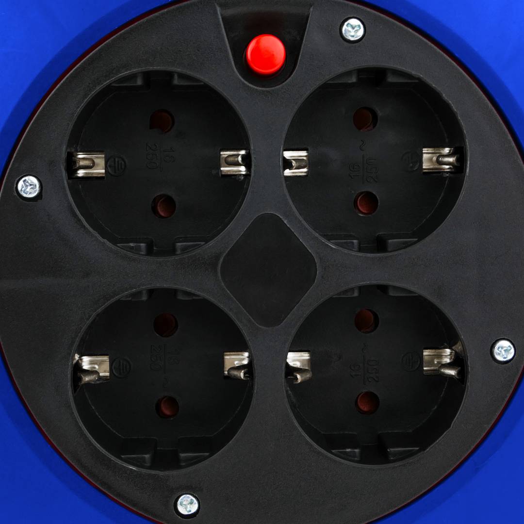 Enrolador de cabo elétrico multiplugue com 4 tomadas Schuko e 5 metros de cabo 3x1.5mm²