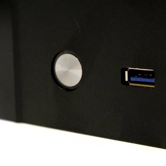 Boîte mini ITX cubique avec 4 disque dur SATA 220x154x245mm