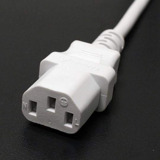 Cable elèctric British Standard BS-1363-1 a IEC-60320-C13 de 1.8m blanc