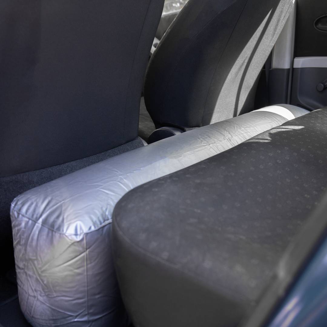 Accesorio para Cama hinchable (125 x 20 x 38 cm) colocado en el hueco de  los asientos traseros del coche - Cablematic