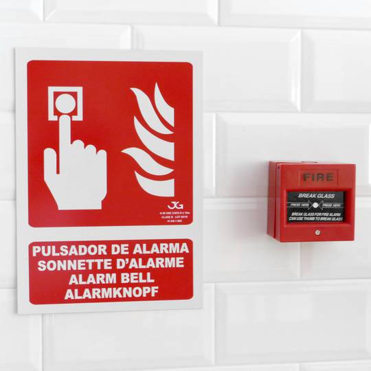 Emergency manual push button for fire alarms