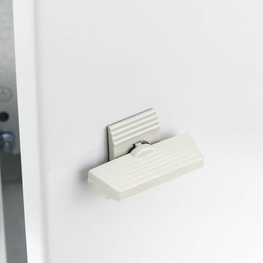 Caja de distribución eléctrica metálica con protección IP65 para fijación a pared 500x300x250mm