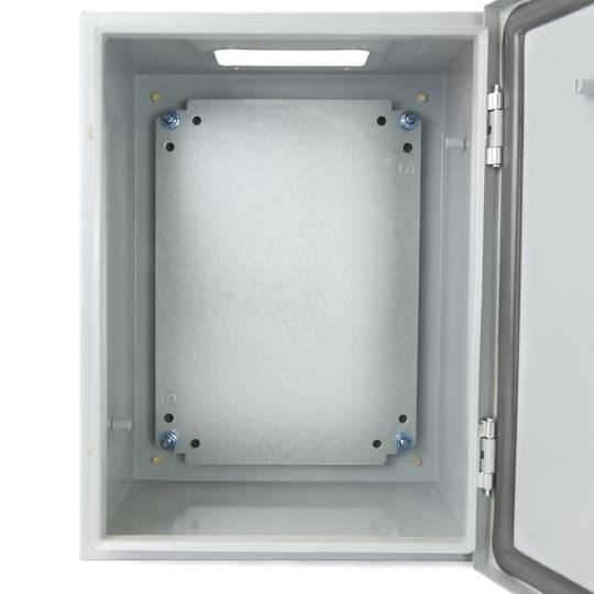 Caja de distribución eléctrica metálica con protección IP65 para fijación a pared 500x300x250mm