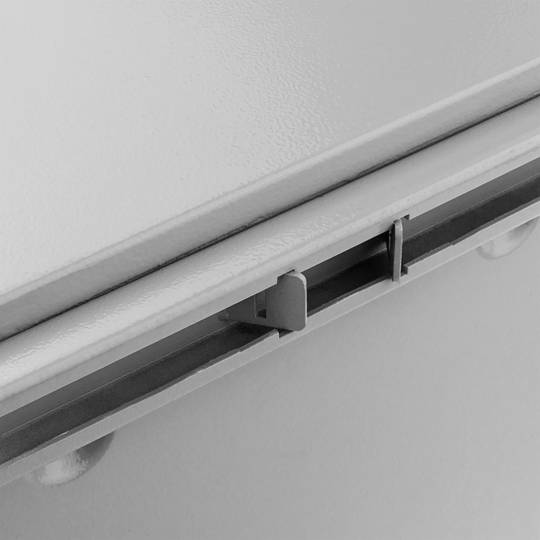 Caja de distribución eléctrica metálica con protección IP65 para fijación a poste 250 x 300 x 200 mm