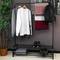 Multifunktionale Garderobe aus schwarzem Metall mit Kleiderbügel und 2 niedrigen Regalen