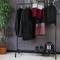 Multifunktionale Garderobe aus schwarzem Metall mit Kleiderbügel und niedrigem Regal