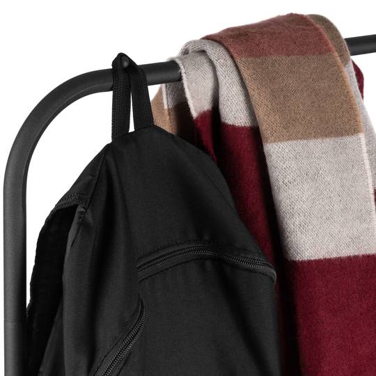 Multifunktionale Garderobe aus schwarzem Metall mit Kleiderbügel und niedrigem Regal