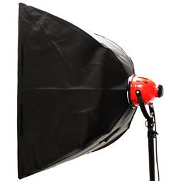 Osłona reflektora softbox 80x80 cm na żarówkę wolframową o mocy 800 W.