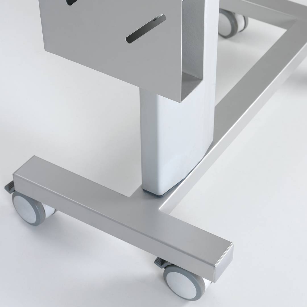 Tavolino regolabile in altezza e angolazione con rotelle e piccolo piano estraibile per centri medici Nitrocare BST-05