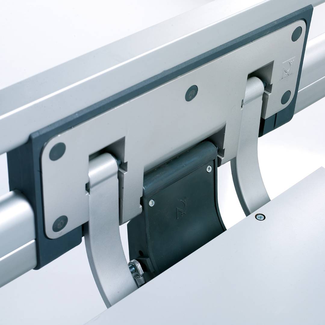 Nitrocare HB 3430P dreimotoriges Kinderklinikbett mit HPL-Aluminium-Liegefläche