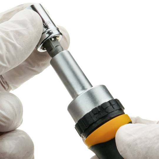 Set di 28 cacciaviti e 9 chiavi a tubo intercambiabili con cricchetto e accessori