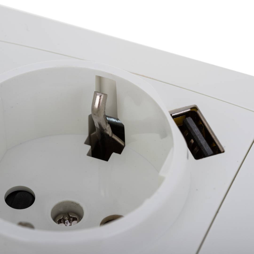 Base de enchufe schuko con USB A hembra 80x80mm para empotrar