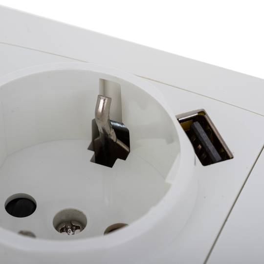 Base de enchufe schuko con USB A hembra 80x80mm para empotrar