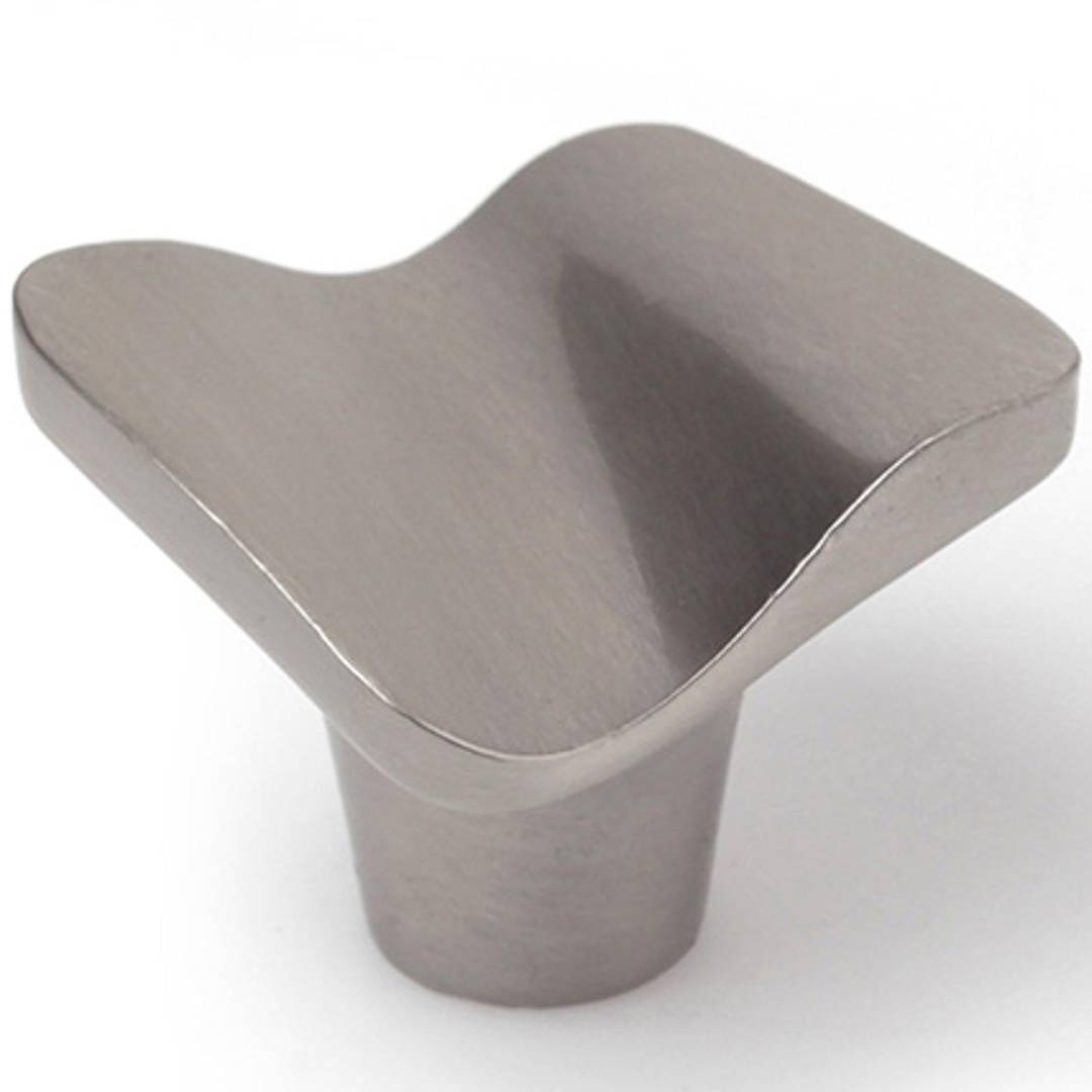 Pack de 4 boutons de meuble courbés mesurant 32x31 mm avec vis à métal finition nickel satiné
