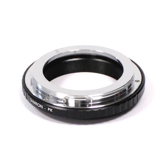 Befestigen Sie den Adapter Pentax PK an Tamron