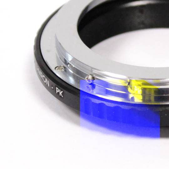 Befestigen Sie den Adapter Pentax PK an Tamron