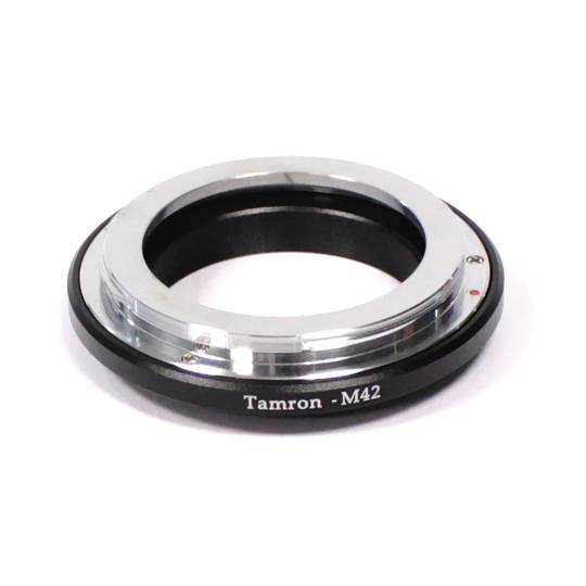 Montieren Sie den Adapter M42 an Tamron