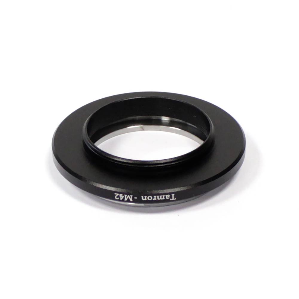 Montieren Sie den Adapter M42 an Tamron
