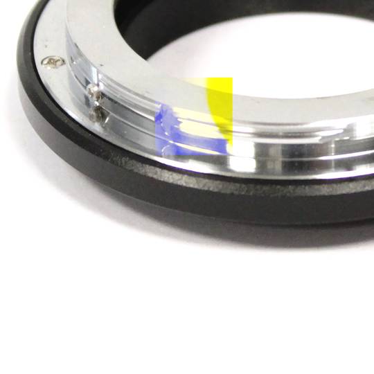 Montieren Sie den Adapter M42 an Tamron