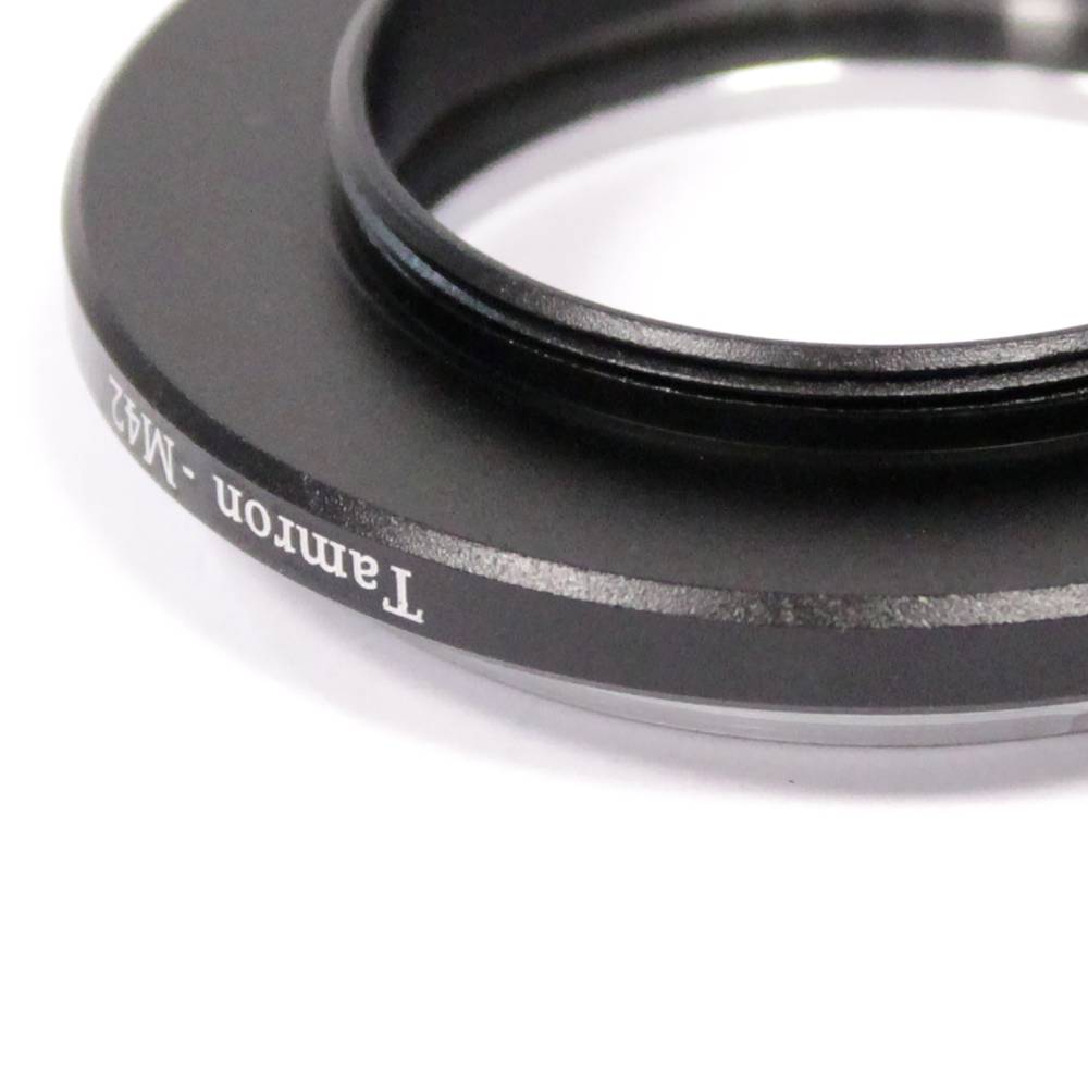 Montieren Sie den Adapter M42 an Tamron