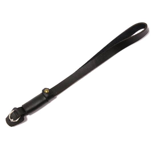 Flat leather camera strap to hang the camera