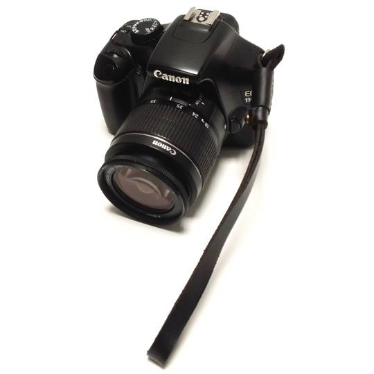 Flat leather camera strap to hang the camera